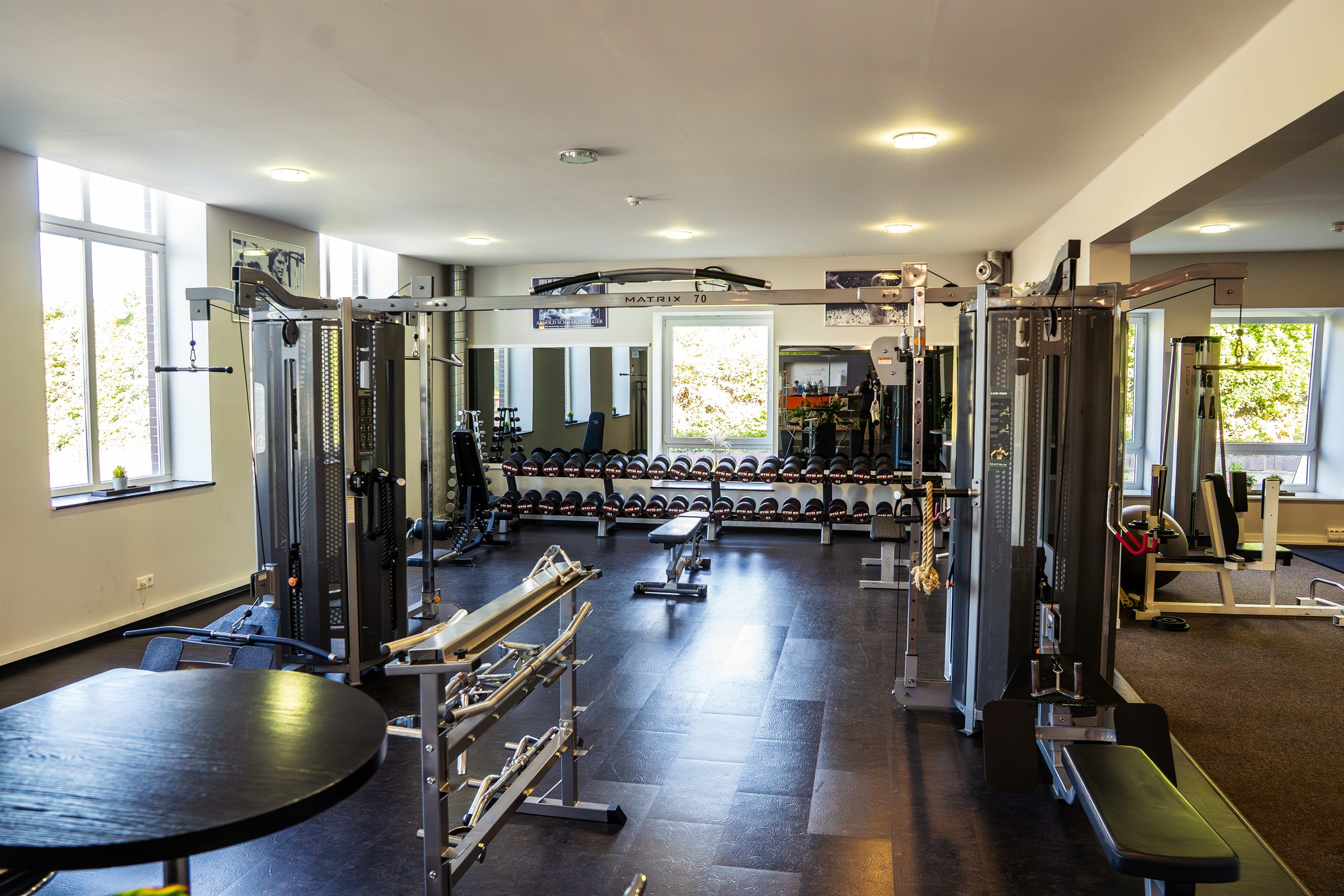 Kraftfläche mit Freihanteln und Geräten im gym80 Bassum
