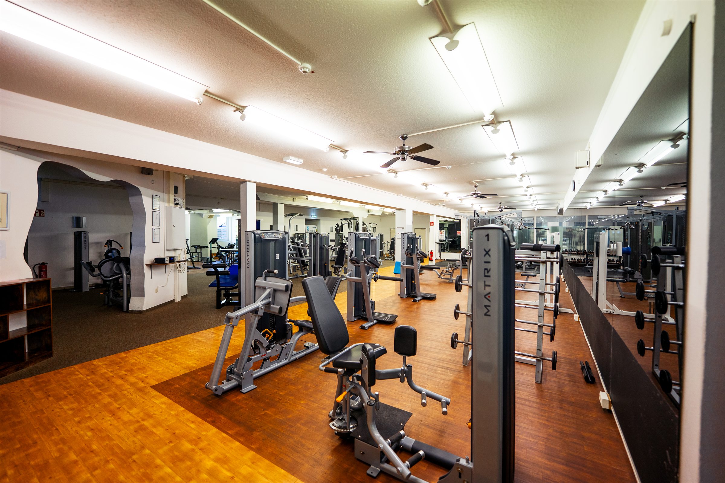 Moderner Gerätebereich im Fitnessstudio